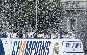 El autobús del Real Madrid en la Plaza de Cibeles. 