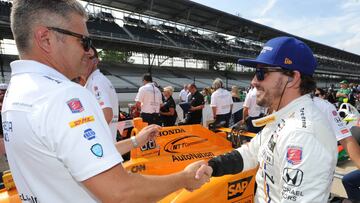 Gil de Ferran y Fernando Alonso salud&aacute;ndose en Indian&aacute;polis.