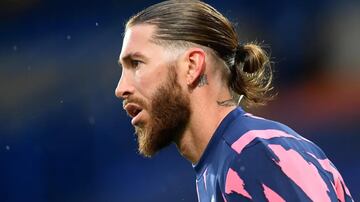 Sergio Ramos calienta con el Real Madrid.