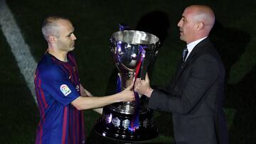 Rubiales entregó LaLiga a Iniesta.