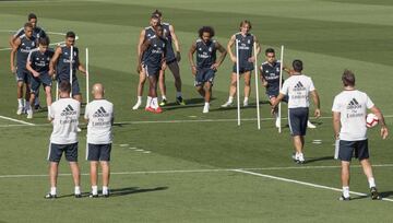 Julen Lopetegui observado los ejercicios de la plantilla blanca en el entrenamiento de hoy.