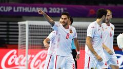 Adolfo celebra un gol con España.