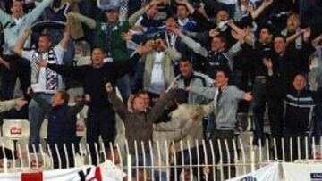 <b>LA 'SINGING STAND' YA ESTÁ COMPLETA</b>. Los aficionados más ruidosos del Bolton se sitúan en la parte inferior del Fondo Norte, en lo que se denomina la Singing Stand o Grada Cantante. Esas fueron las primeras entradas en agotarse, a primera hora del día de ayer.