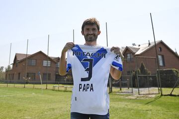 El ex lateral izquierdo, Emiliano Papa, posa con la camiseta de Vélez Sarsfield, el club que defendió por varias temporadas.