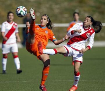 La valencianista Paula Nicart lucha un balón con la rayista Iris. 