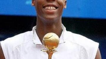 <B>ESTRENO.</B> El francés mostró su felicidad después de haber logrado su primer triunfo en un torneo profesional.