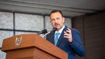 Mauricio Kuri da su número de teléfono para que le envíen información