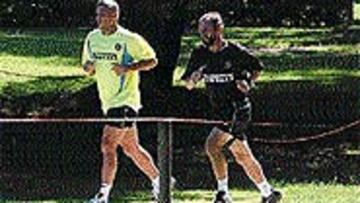 <b>FIESTA Y LLEGADA A MILÁN.</B> Ronaldo llegó el lunes pasado a Milán. El viernes, Martins se había reunido con Valdano. Se entrena solo y dice: "No aguanto a Cúper".