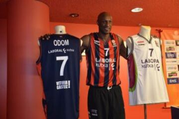 Odom, con sus nuevas camisetas.