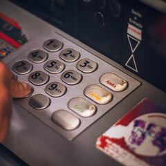 ¿Qué bancos cobran comisiones en agosto y qué entidades no lo hacen?