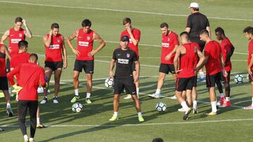 Simeone con sus jugadores durante el entrenamiento.