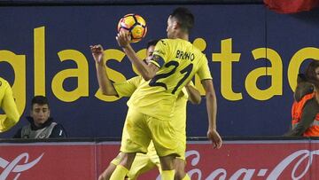 Instante en el que el balón golpea la mano de Bruno. Gil Manzano pitó penalti.