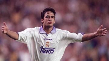 Raúl es uno de los goleadores históricos del Real Madrid, sin embargo, al comenzar su declive en forma, González Blanco fue vendido al Schalke 04 por la puerta de atrás. Esto causó descontento tanto en el jugador como en los aficionados,quienes veían en Raúl a un ídolo 'merengue'.