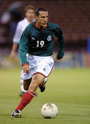 El rosarino era jugador clave de aquel Pachuca que logró el título del Invierno 99. Cuando Javier Aguirre dejó a los Tuzos para tomar la Selección Mexicana, el ‘Vasco’ lo llamó al Tri desatando una polémica convocatoria por ser el primer ‘naturalizado’ en más de 40 años. Con el representativo azteca jugó el Mundial Cora-Japón 2002, en el que disputó minutos ante Croacia y no fue llamado después.