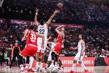 Edy Tavares (Real Madrid) intenta taponar un tiro de Luca Vildoza (Olympiacos).
