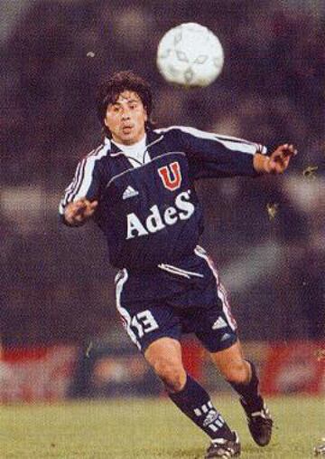 Su fiereza en defensa llamaron la atención alba y azul. La lucha fue ardua y la final lo presentaron en la Noche Alba. La operación se frustró y al año siguiente llegó a la U.