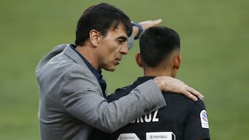 Futbol, Curico Unido vs Colo Colo.
 Fecha 32, campeonato nacional 2021.
 El entrenador de Colo Colo Gustavo Quinteros dirige a sus jugadores contra Curico Unido durante el partido de primera division realizado en el estadio La Granja.
 Curico, Chile.
 14/11/2021
 Marcelo Hernandez/Photosport
 
 Football,  Curico Unido vs Colo Colo.
 32th date, 2021 national Championship.
 Colo Colo&acirc;s head coach Gustavo Quinteros, gives instructions to his players during the first division match against Curico Unido at La Granja stadium in Curico, Chile.
 11/14/2021
 Marcelo Hernandez/Photosport