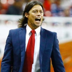 Cumple Almeyda un año con Chivas