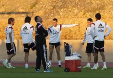 Cristiano Ronaldo bromea con el grupo. 