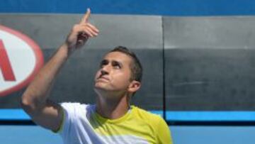 Nicolas Almagro señala al cielo tras ganar un punto al estadounidense Steve Johnson.
