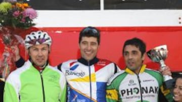 Chechu Rubiera, con el maillot del Banesto, escoltado por Pavel Tonkov y Martín Perdiguero.