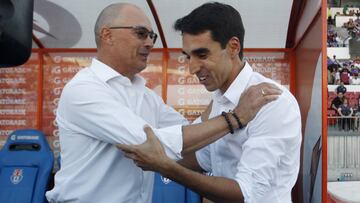 Futbol, Universidad de Chile vs Union La Calera.
Septima fecha, campeonato Nacional 2019
El entrenador de Universidad de Chile Alfredo Arias, se saluda con Francisco Meneghini, entrenador de Union La Calera, durante el partido de primera division contra Union La Calera realizado en el estadio Nacional.
Santiago, Chile.
07/04/2019
Ramon Monroy/Photosport
Football, Universidad de Chile vs Union La Calera.
7th date, 2019 National Championship
Universidad de Chile's head coach Alfredo Arias gives intructions to his players during the first division match against Union La Caleraat Nacional stadium in Santiago, Chile.
07/04/2019
Ramon Monroy/Photosport