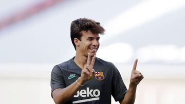 LISBON, PORTUGAL - AUGUST 13: Riqui Puig of FC Barcelona reacts as he arrives to the training session ahead of their UEFA Champions League quarter-final match against Bayern Munich at Estadio do Sport Lisboa e Benfica on August 13, 2020 in Lisbon, Portuga