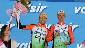 Dos ciclistas del Bardiani en el podio del Giro.