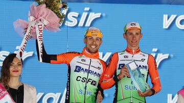 Dos ciclistas del Bardiani en el podio del Giro.