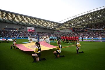 Formación de los equipos de Inglaterra y España.