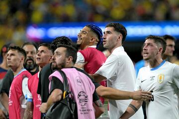 Al final del encuentro entre la selección uruguaya y la selección colombiano se produjeron unos hechos inadmisibles. Jugadores uruguayos se pelearon con aficionados colombianos que se situaban en la grada. Se prevén sanciones ejemplares por parte de Conmebol e incluso involucrando a la FIFA.