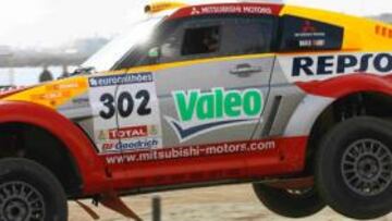 <b>VUELO RASANTE. </b>Nani Roma demostró ayer en la playa de la Barceloneta todo lo que es capaz de hacer un Mitsubishi del Dakar.
