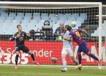 El delantero del Barcelona, Luis Suárez, marca de cabeza el 0-1 al Celta de Vigo.
