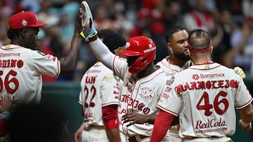 Jugadores de los Diablos Rojos del México festejan el triunfo sobre Charros.
