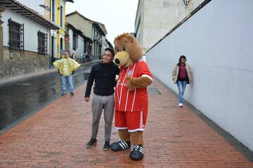 Berni, la mascota del Bayern de visita en Colombia