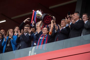 La capitana del Barcelona, Alexia Putellas, levanta feliz la copa de la Liga.