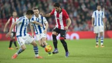 Raúl García controla un balón durante el derbi vasco entre Athletic de Bilbao y Real Sociedad disputado en San Mamés.