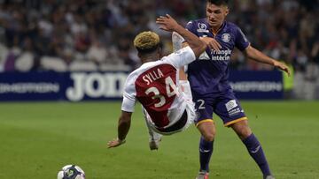 Manu Garc&iacute;a y Sylla pugnan por un bal&oacute;n en el Toulouse-M&oacute;naco.