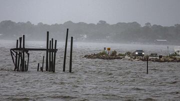 CEDAR KEY, FL - 7 DE JULIO: Un autom&oacute;vil conduce a lo largo de la costa mientras la tormenta tropical Elsa toca tierra el 7 de julio de 2021 en Cedar Key, Florida. 