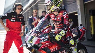 Álvaro Bautista, durante un test en Portimao.