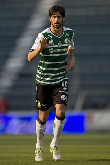 Jonathan Lacerda llegó a Santos Laguna para el Bicentenario 2010. El defensa central uruguayo se apropió de la central desde su llegada. Después de tres campañas, el jugador salió con dirección a Puebla. Para el Clausura 2014, después de militar en otros equipos, regresó a los Guerreros para ser titular.