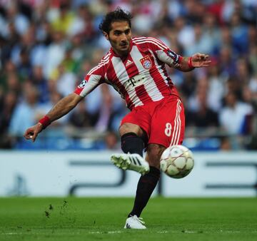 Volante turco víctima de las lesiones. Jugó 4 temporadas pero nunca pudo consolidarse con titular. Ganó dos veces la Bundesliga y la Copa Alemania y una vez la Champions. Partió en 2011 al Real Madrid.