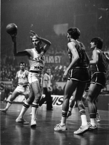 Llegó al Real Madrid de la mano de Pedro Ferrándiz en 1962 y es uno de los jugadores más laureados en la historia del baloncesto español: ganó seis Copas de Europa, tres Intercontinentales, 14 Ligas y 10 Copas. Nacionalizado en 1965, con sus 2,03 de altura y su característico gancho, permitió a la Selección dar su primer salto de calidad en los 70. 'Colgó las botas' en 1978, aunque después se pasó a los banquillos, donde dirigió al Collado Villalba-Atlético de Madrid, al Juver Murcia y al Real Madrid.