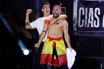 Los jugadores de la selección española  y los aficionados celebran el la plaza de la Cibeles el título de la Eurocopa. En la imagen, Álvaro Morata y Dani Carvajal.