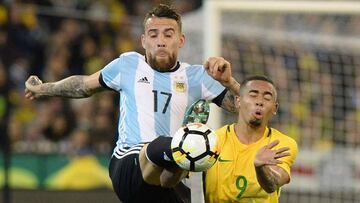 Otamendi le da un codazo a Gabriel Jesus durante el partido entre Brasil y Argentina. 