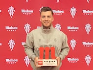 09-04-26. GUILLE ROSAS, CON SU TROFEO COMO MEJOR JUGADOR DEL SPORTING EN FEBRERO.