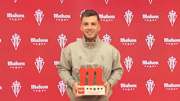09-04-26. GUILLE ROSAS, CON SU TROFEO COMO MEJOR JUGADOR DEL SPORTING EN FEBRERO.