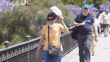 Una se&ntilde;ora se protege del Sol con un abanico durante el primer d&iacute;a de altas temperaturas en Sevilla, a 19 de mayo de 2022 en Sevilla (Andaluc&iacute;a, Espa&ntilde;a)