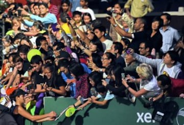 Ana Ivanovic firma autógrafos en Singapur en 2014. 