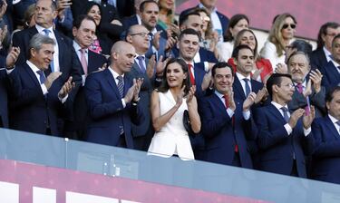 SM la Reina Letizia en el palco junto al presidente de la Federaci¨®n, Rubiales y el presidente de la Junta de Andaluc¨ªa, Moreno Bonilla.